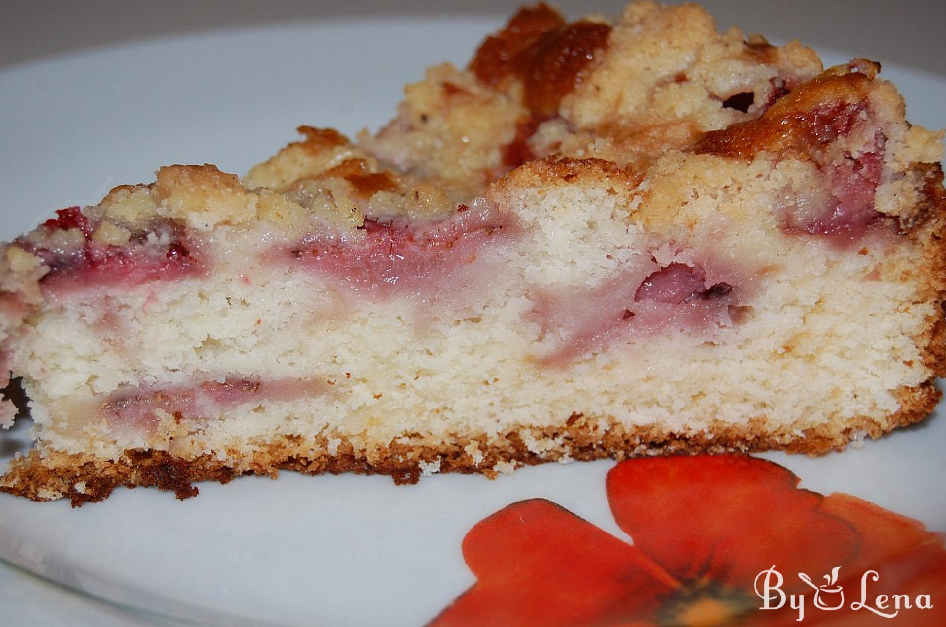Easy Strawberry Crumble Pie Recipe – Soft and Crispy - ByLena.com
