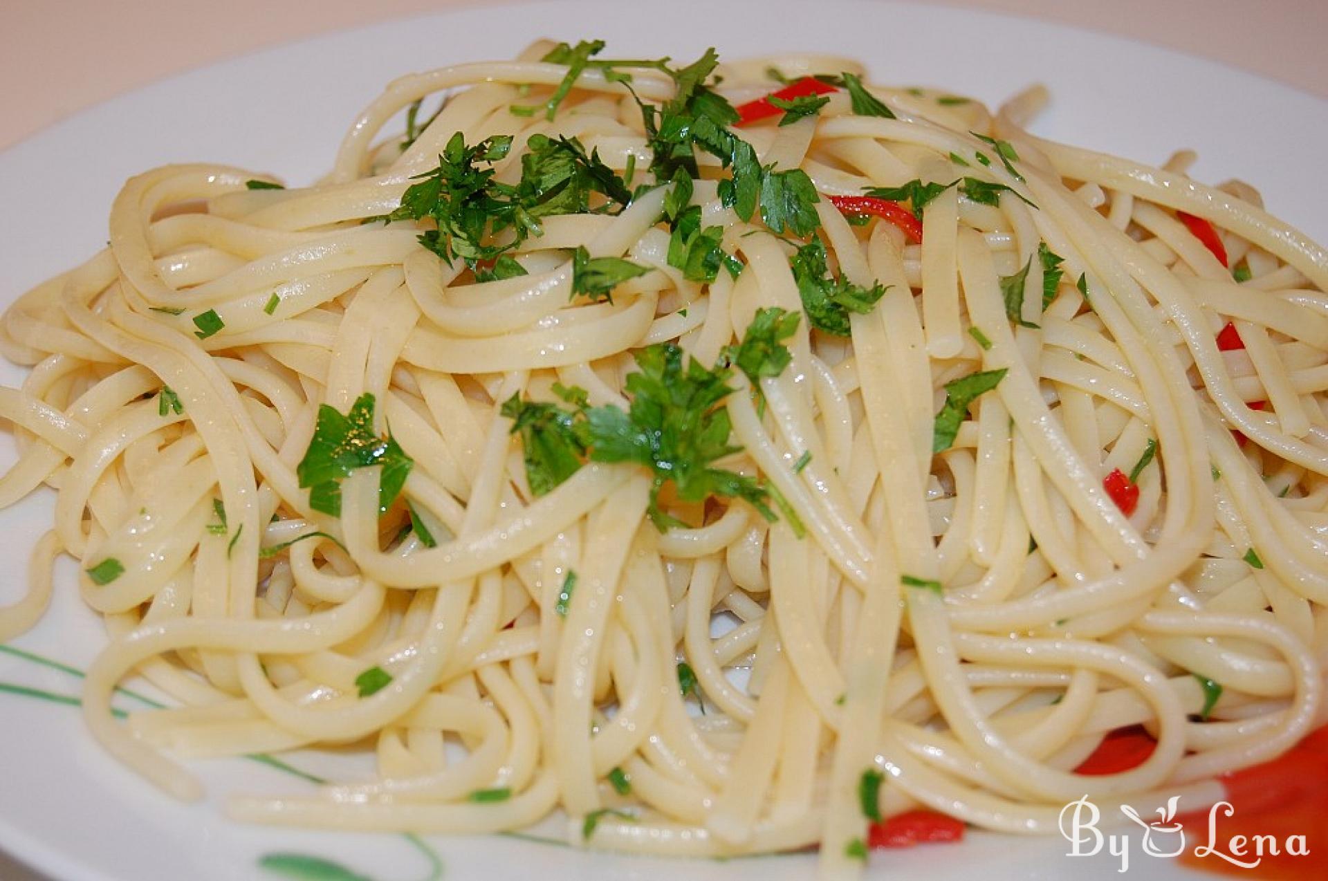 Pasta Aglio, Olio e Peperoncino – Quick & Delicious Recipe - ByLena.com