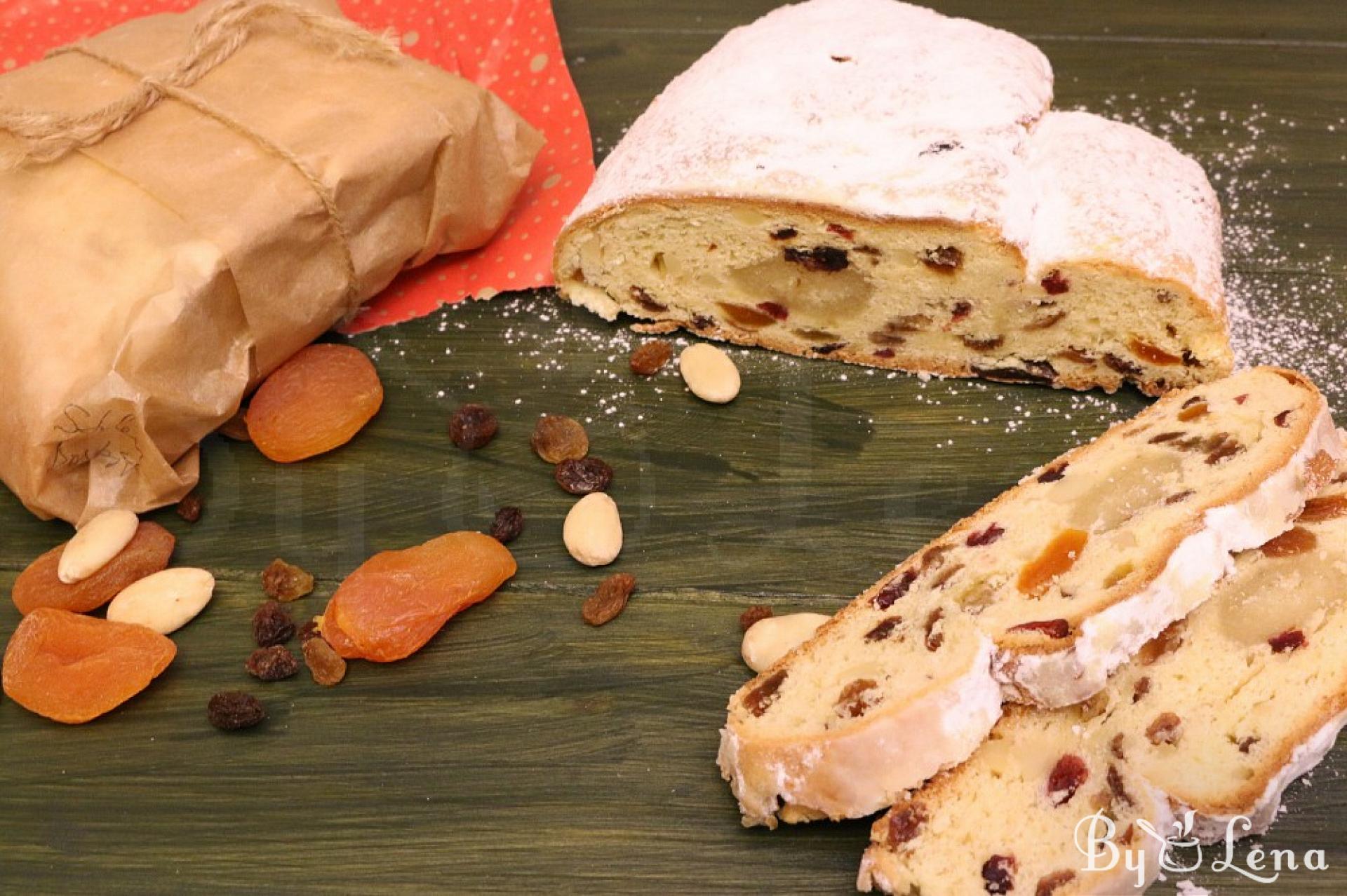 Stollen, Traditional German Sweet Bread, image size:1920x1278