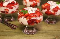 Easy Strawberries and Sour Cream Parfaits