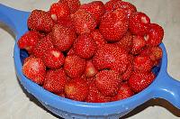 Easy Strawberries and Sour Cream Parfaits - Step 1