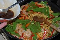 Chinese noodles with shrimp and vegetables - Step 8