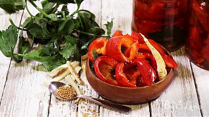 Romanian Pickled Round Peppers in Vinegar