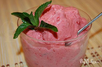 Easy Strawberry Ice Cream