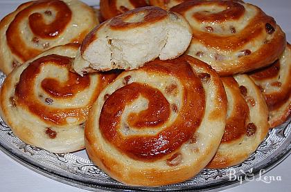 Vanilla Pudding Rolls with Raisins