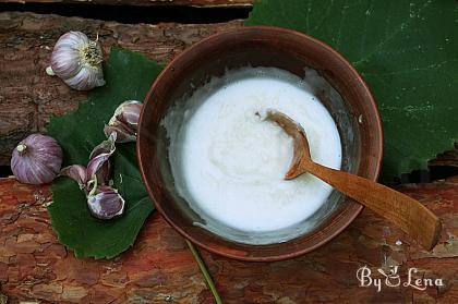 Romanian Garlic Sauce - Mujdei