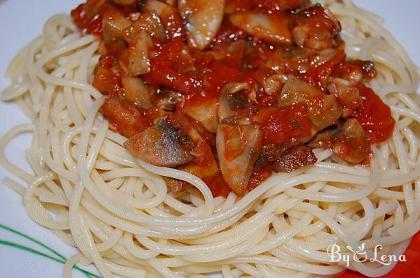 Spaghetti with Mushroom Tomato Sauce