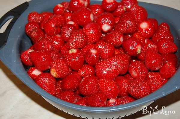 How to Freeze Whole Strawberries - Step 1