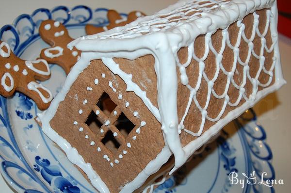 Simple Homemade Gingerbread House - Step 15