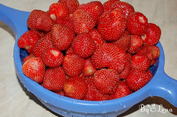 Easy Strawberries and Sour Cream Parfaits - Step 1