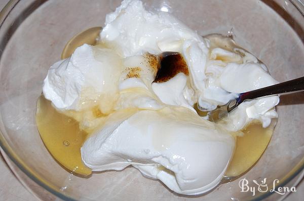 Easy Strawberries and Sour Cream Parfaits - Step 2