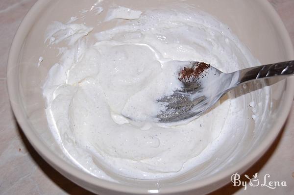 Easy Strawberries and Sour Cream Parfaits - Step 3