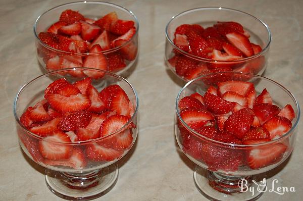 Easy Strawberries and Sour Cream Parfaits - Step 5