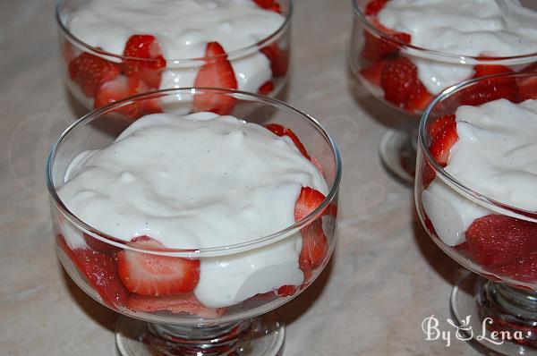 Easy Strawberries and Sour Cream Parfaits - Step 6