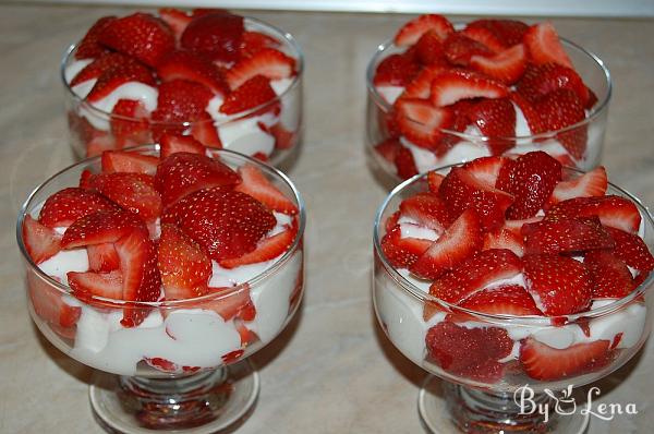 Easy Strawberries and Sour Cream Parfaits - Step 7