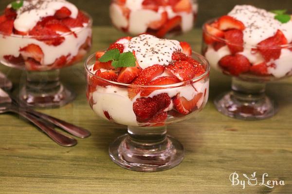 Easy Strawberries and Sour Cream Parfaits - Step 9