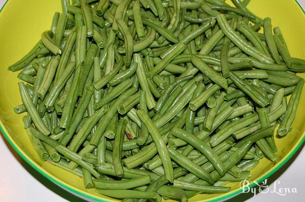 Greek Green Beans with Garlic and Tomatoes - Fasolakia - Step 1