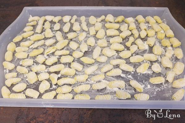 Homemade Gnocchi with Tomato Sauce - Step 2