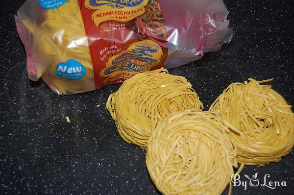 Chinese noodles with shrimp and vegetables - Step 1