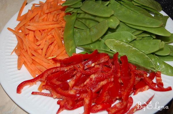 Chinese noodles with shrimp and vegetables - Step 2