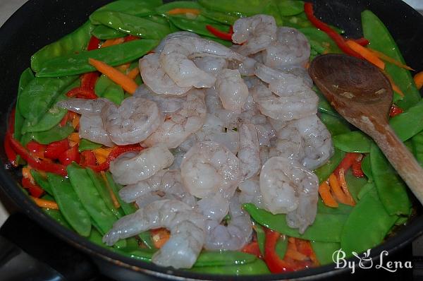 Chinese noodles with shrimp and vegetables - Step 6