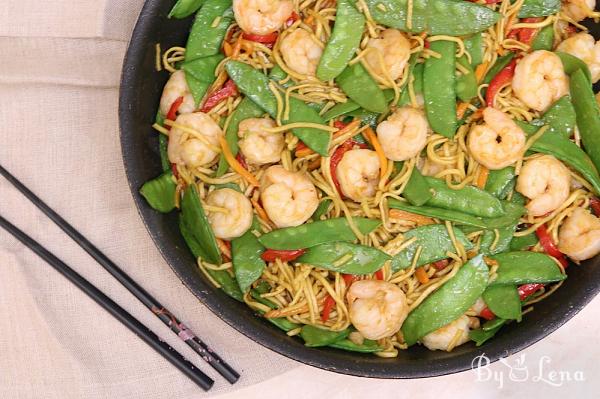 Chinese noodles with shrimp and vegetables