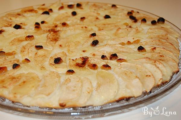 Apple Pizza with Vanilla Cream