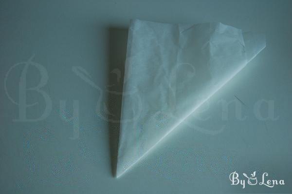 How to cut baking paper for the round tray - Step 5