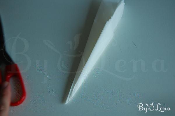 How to cut baking paper for the round tray - Step 6