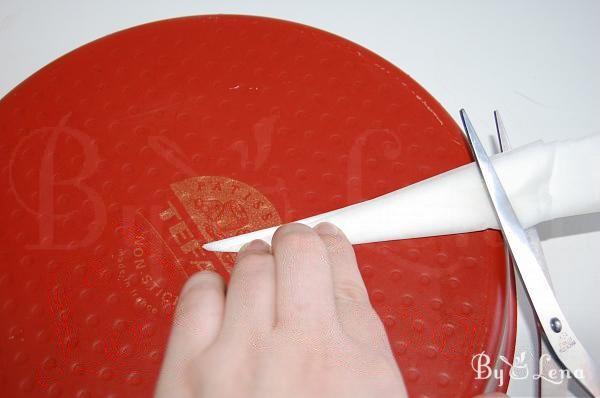 How to cut baking paper for the round tray - Step 7