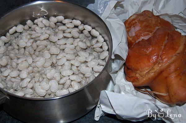 White beens and Smoked Ham Hocks Stew - Step 1